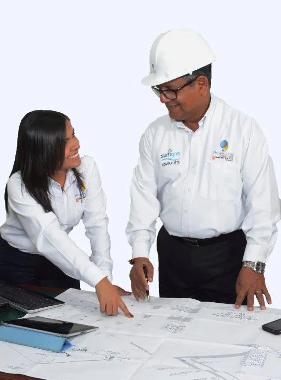 Equipo técnico de Proyecting AM revisando planos de obra