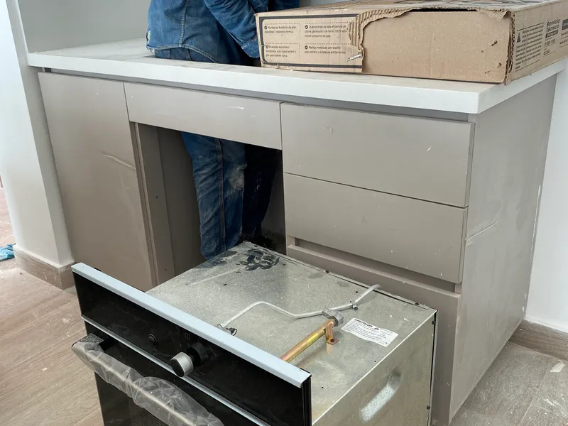 Técnico de Proyecting AM instalando equipo a gas