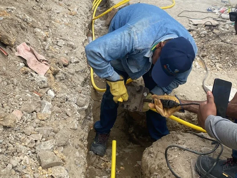 Construcción de red de gas en obra