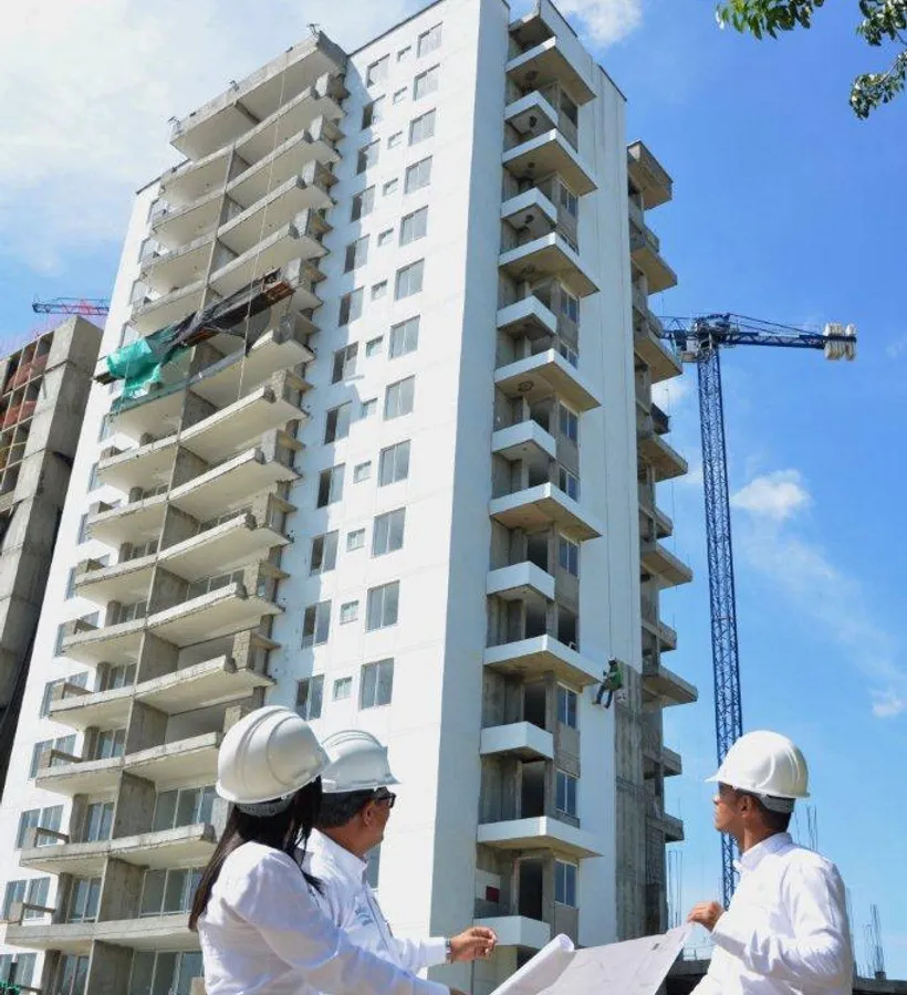 Ingenieros de Proyecting AM frente a una torre en construcción en Cartagena