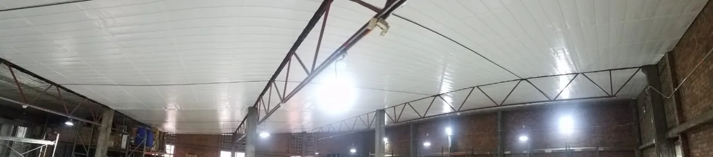 Cubierta industrial con aislamiento térmico instalado
