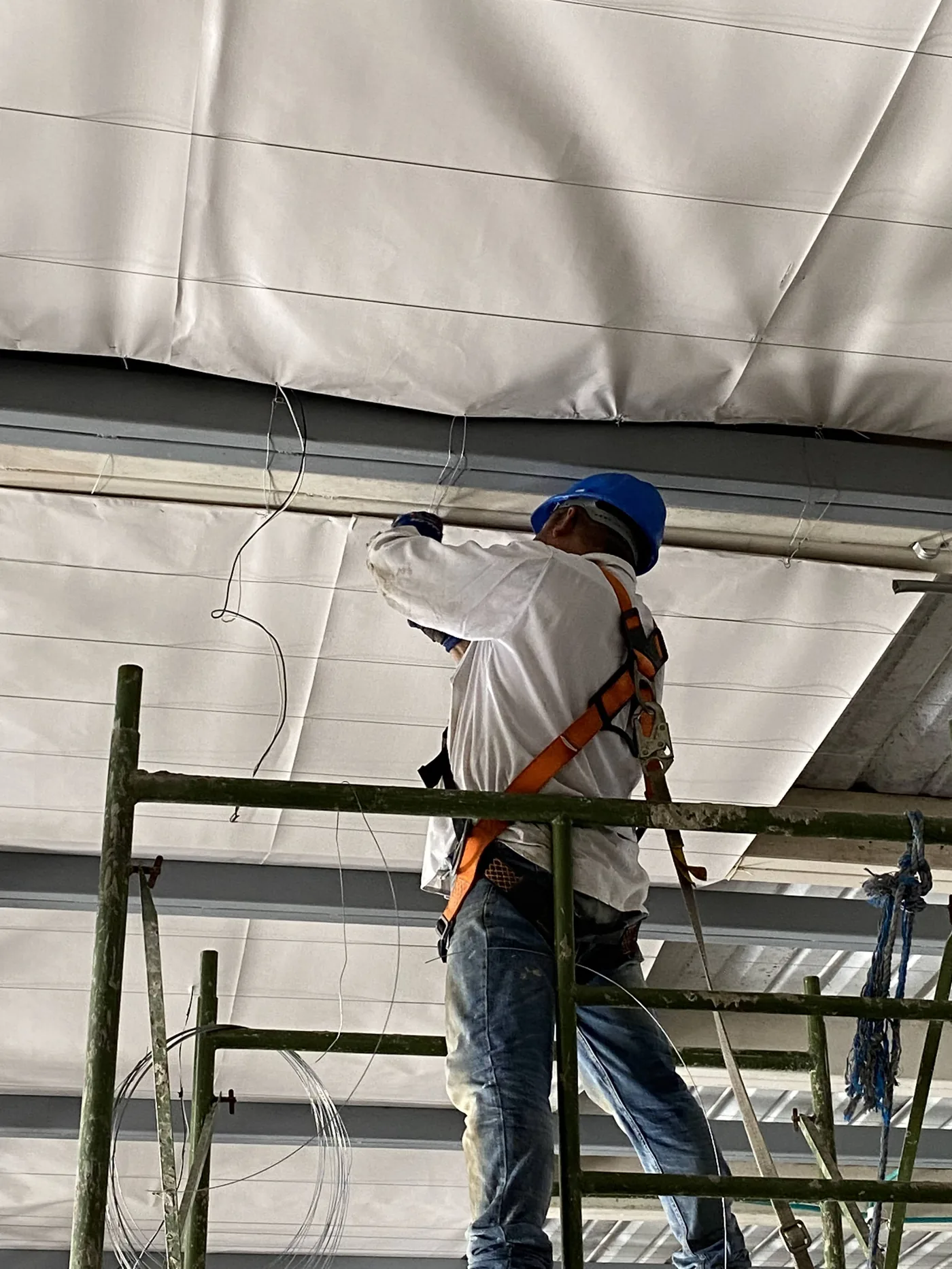 Instalación de aislamiento térmico reflectivo en cubierta