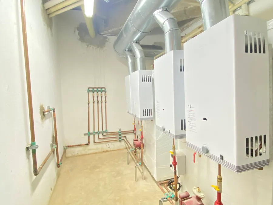 Batería de calentadores a gas instalada