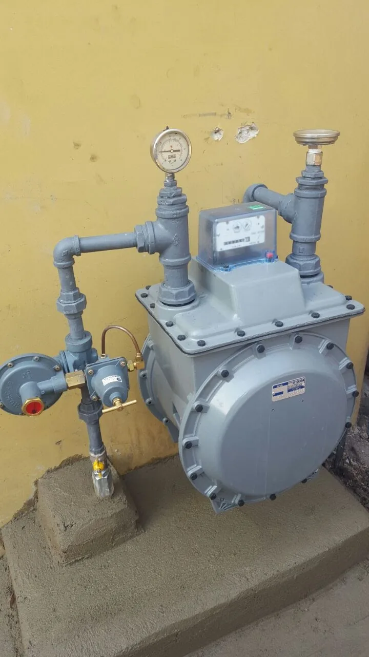 Medidor y regulador de gas natural instalado
