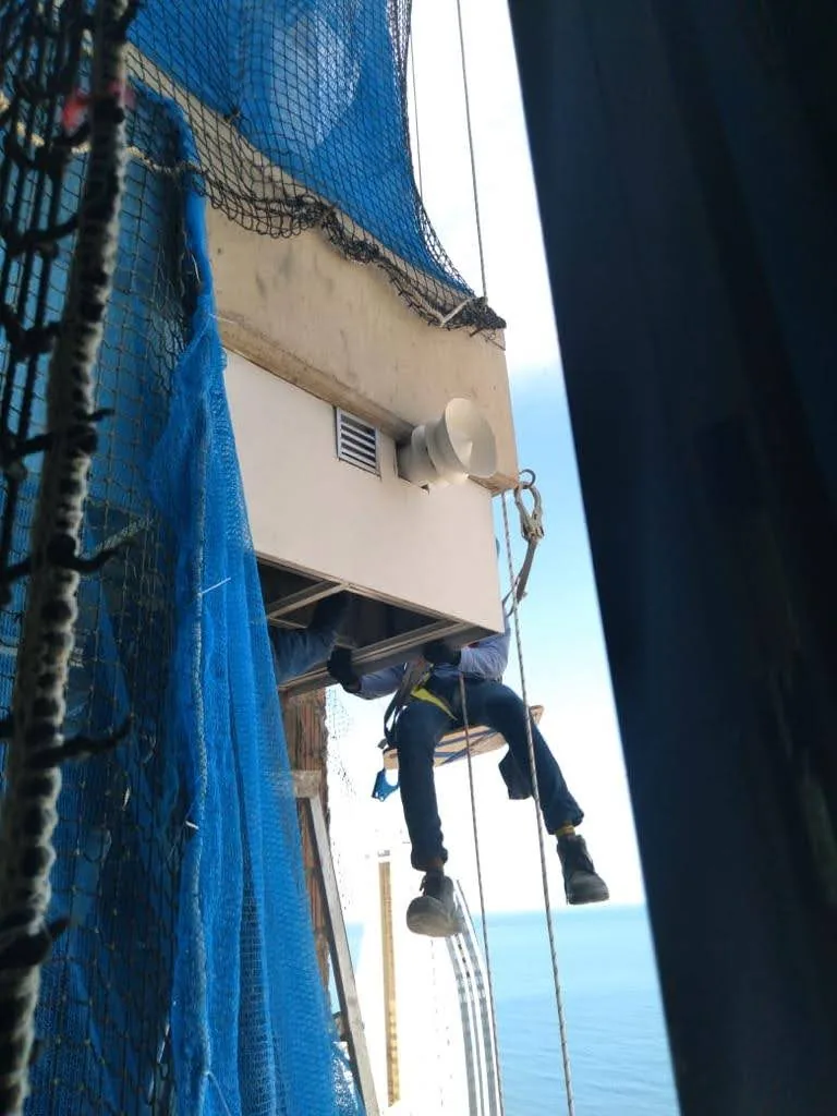 Montaje de equipo con grúa en torre en construcción