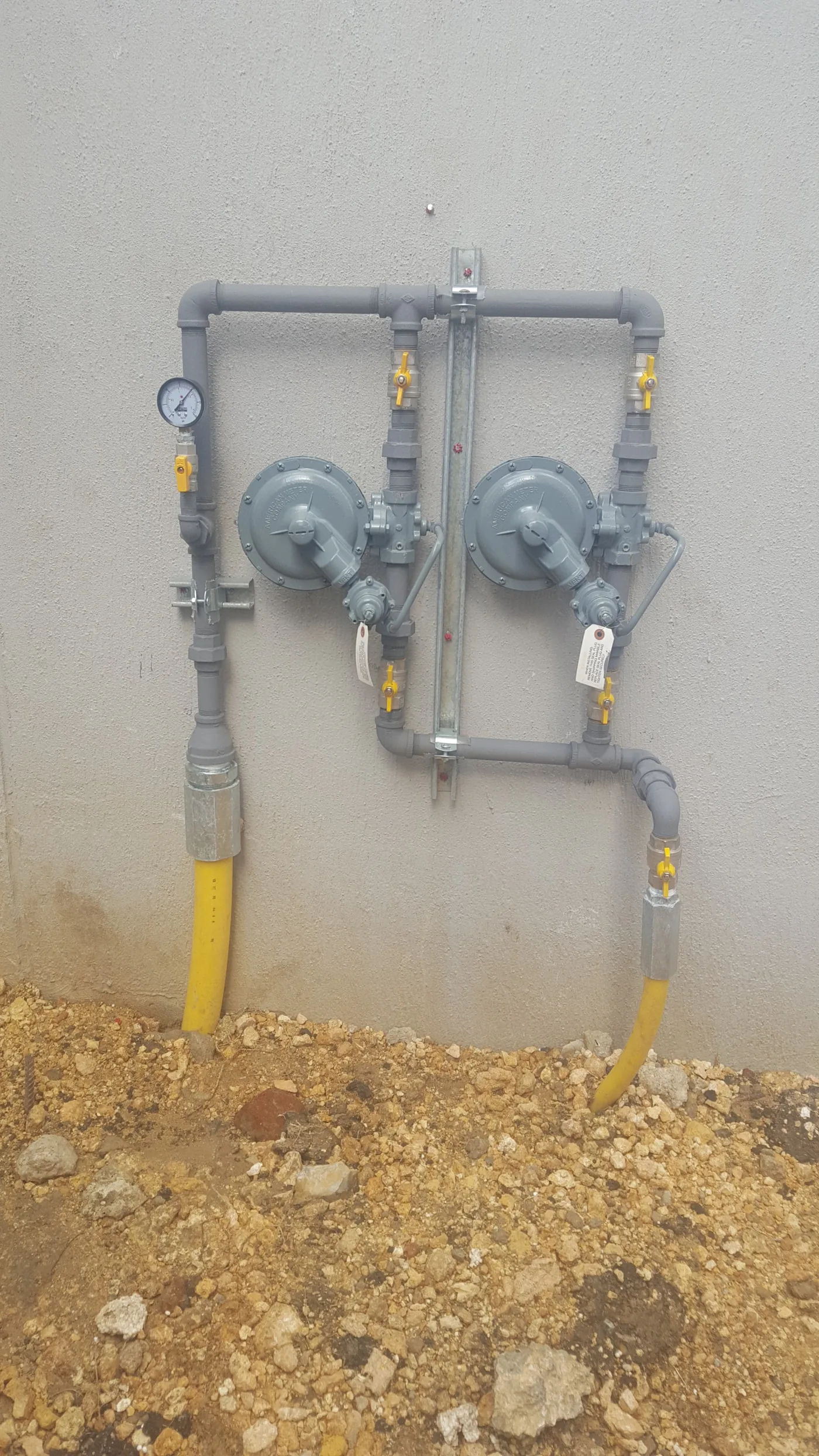 Reguladores de gas en fachada de edificación