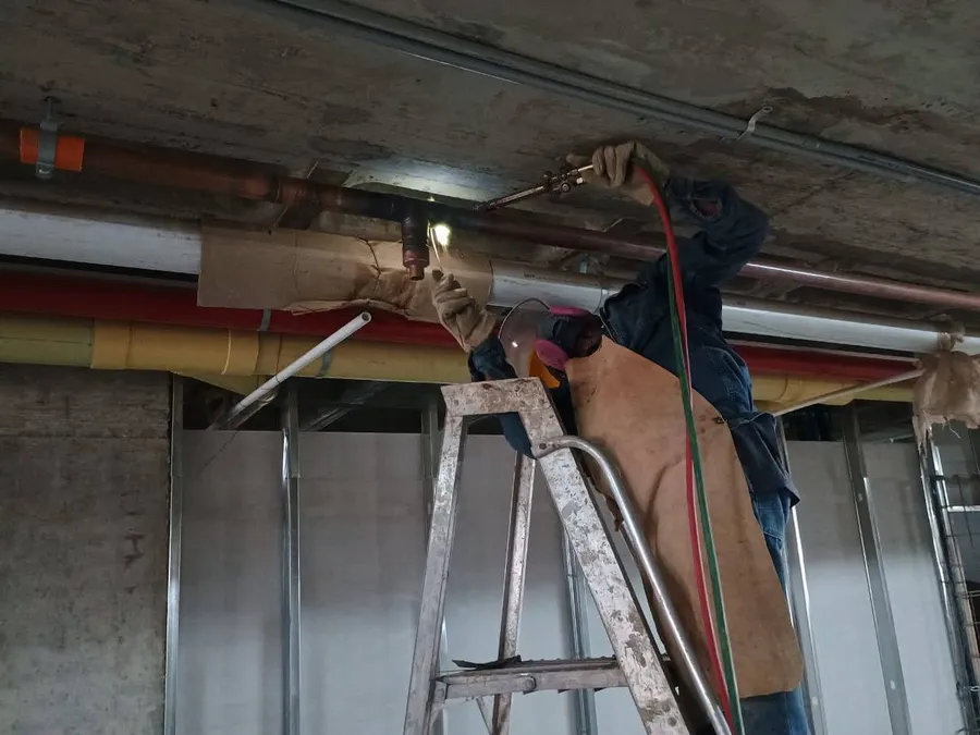 Soldadura de tubería de cobre para red de gas en obra de Proyecting AM