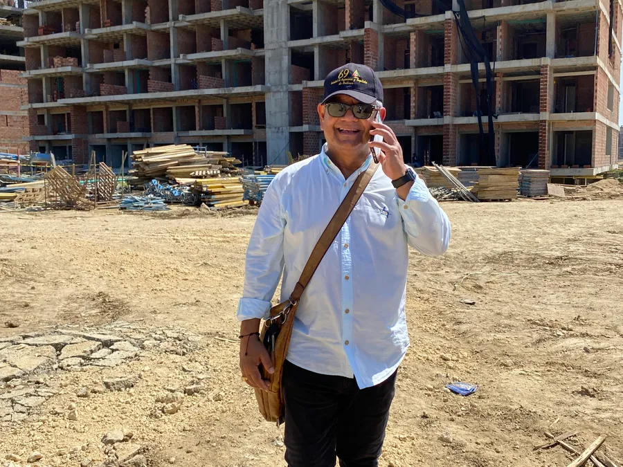 Equipo de Proyecting AM supervisando una obra junto a una torre en construcción